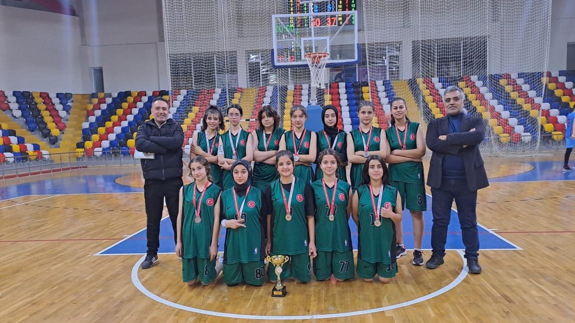 Basketbol genç kızlarda il ikincisi olduk.